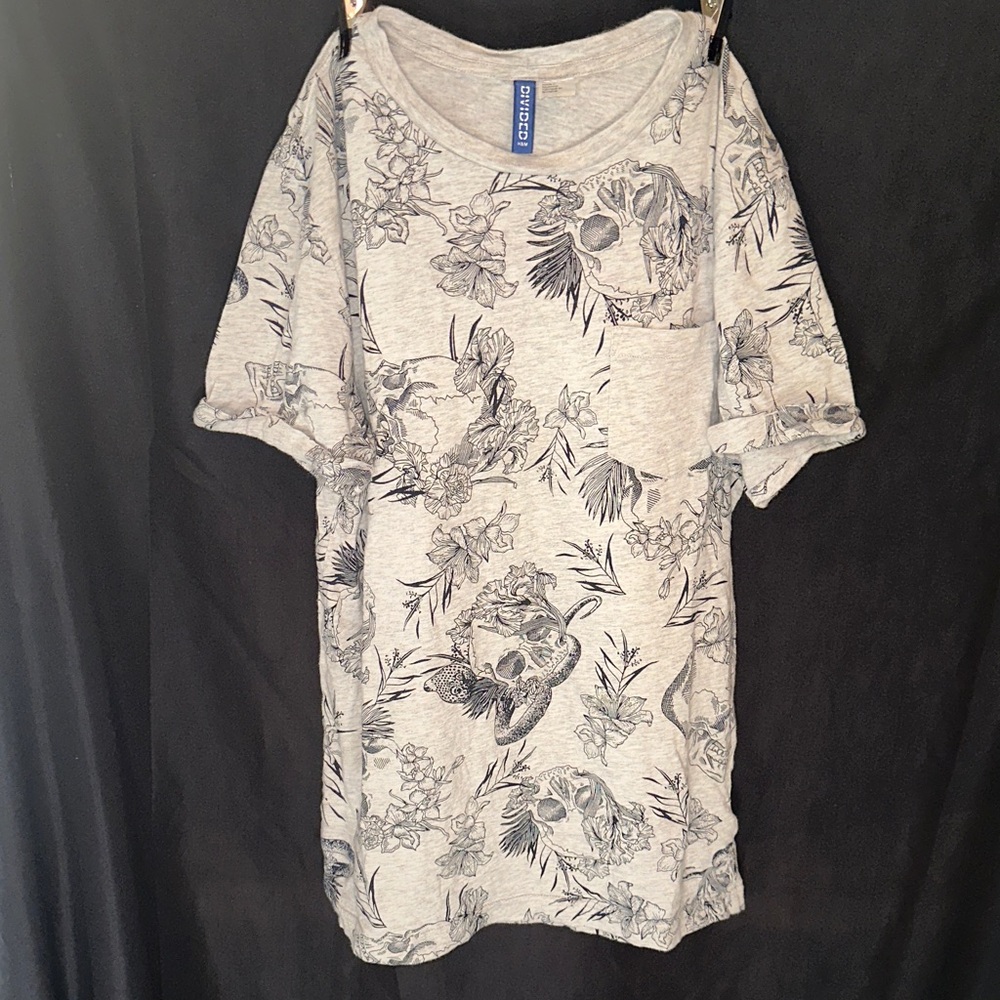 Divided by H&M Gray Skull and Floral Short Sleeve Tee